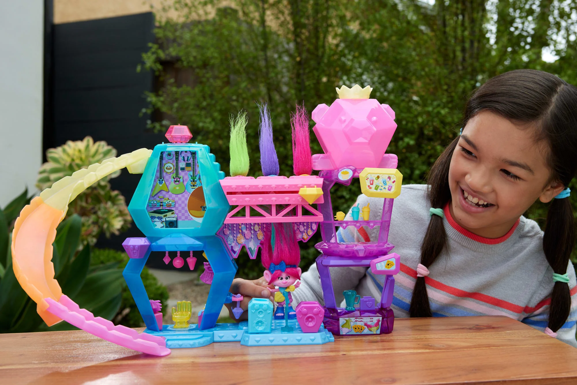 Dreamworks Trolls Band Together Mount Rageous Playset With Queen Poppy Small Doll & 25+ Accessories - Image 2