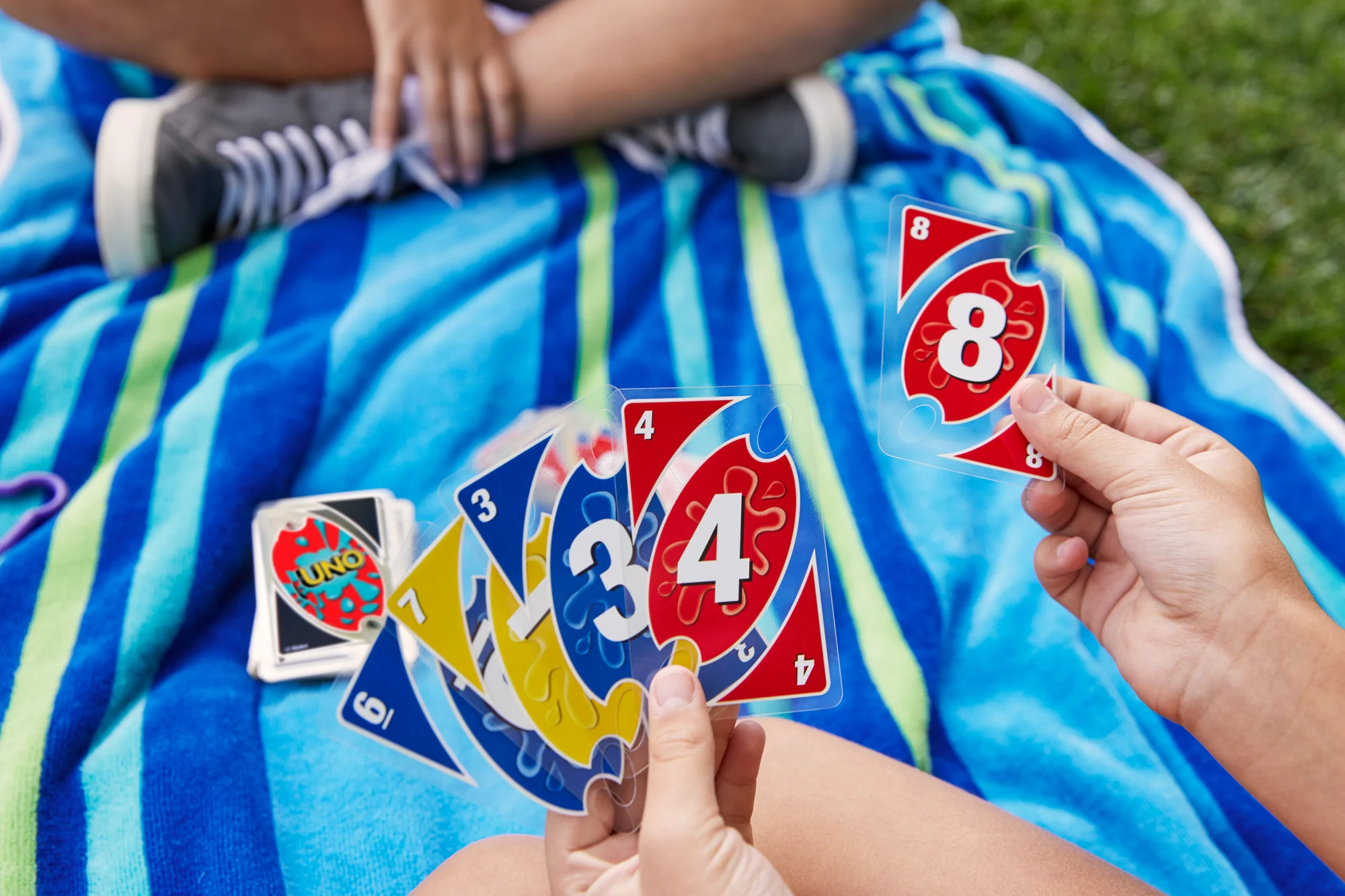 Jeu de Cartes Uno Splash™ Portatif Avec Cartes en Plastique Imperméables et Agrafe - Image 3